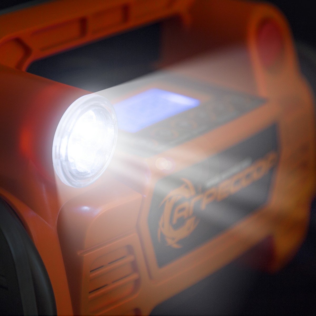 Компрессор с включенным LED-фонарем